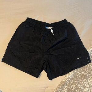 women’s nike windbreaker shorts size large